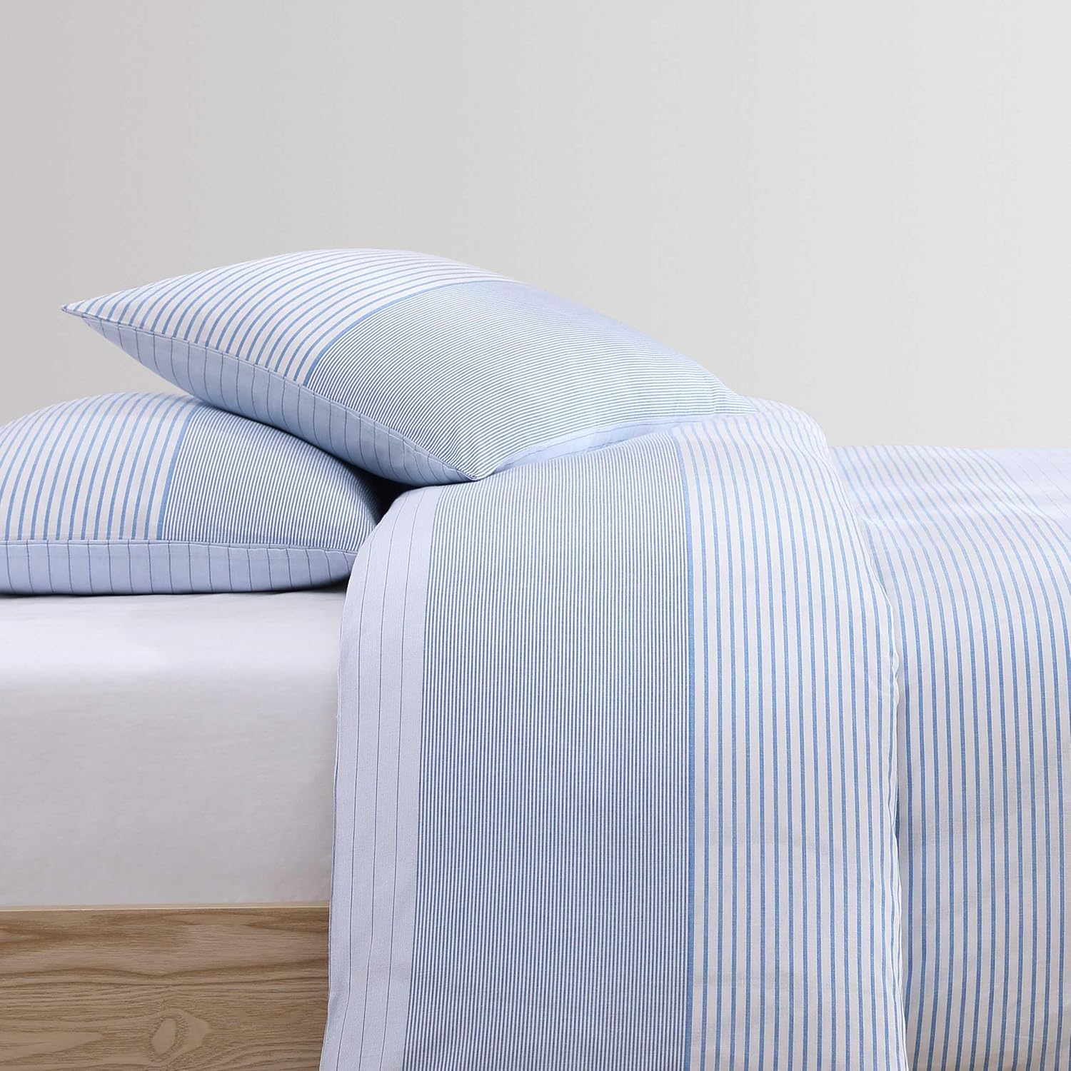 Tommy Hilfiger - King Comforter Set, Super Soft Bedding with Matching Sham, Breathable Bed Essentials (Modern Stripe White, King)